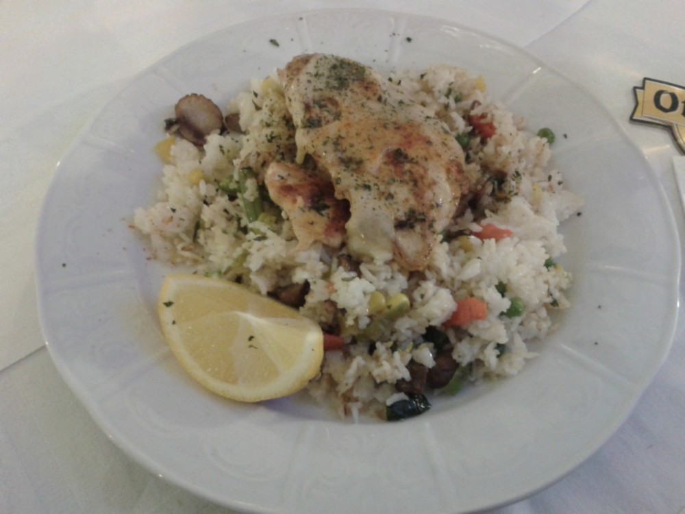 Gegrilltes Hühnerbrustfilet gefüllt mit Feta, gebratener Reis - Der Grieche - Graz