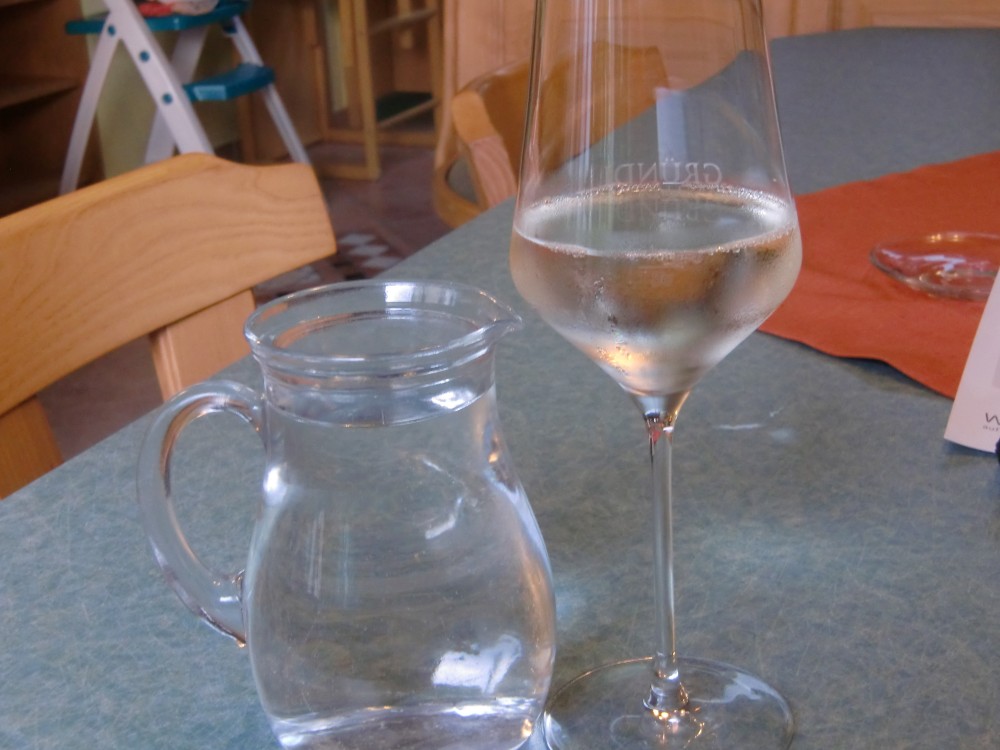 Eine Karaffe Wasser zum Wein, aber kein Wasserglas - Weingut Buschenschank Gründl - Labuttendorf
