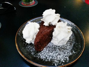 Chocolate Cake geeist mit süßem Vanillerahm - Freigeist - Graz