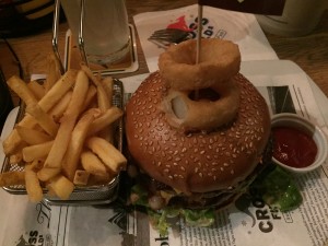 GreatAussie Bite, ein Double Beef Burger mit Pommes frites