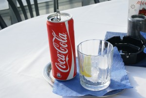 Das Cola wird in der Dose und auf dem Tablett serviert. - Seehof - Bregenz