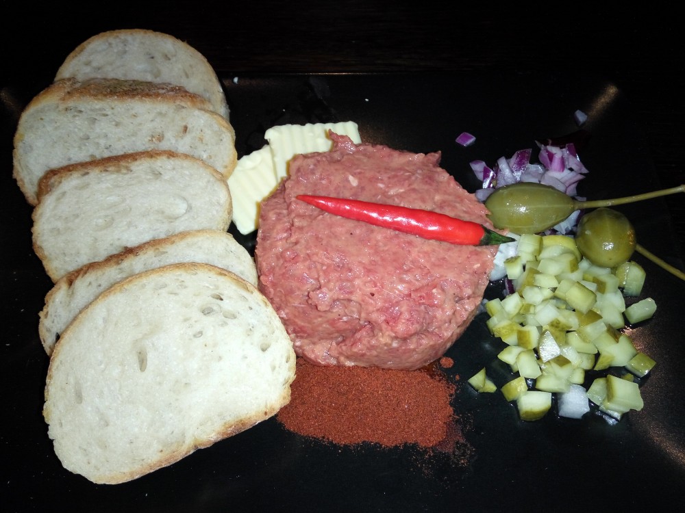 Beef Tartar mit Ciabatta - Salzberg - Wien