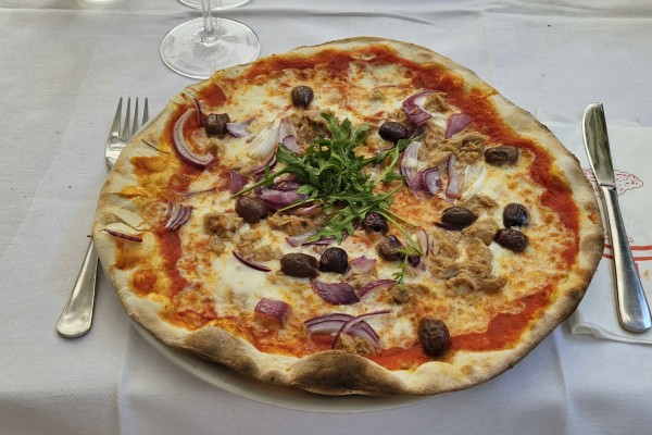 Pizza - Pizza Pugliese - Hervorragander Teigrand, sehr gute Auflagen - PINO - Ristorante Pizzeria - Mödling
