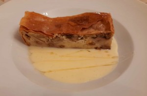 "Übergossener Herbst-Strudel" mit Vanille-Honig-Sauce + 2021er Eiswein - Hawlik´s Schlemmereck - Bad Vöslau
