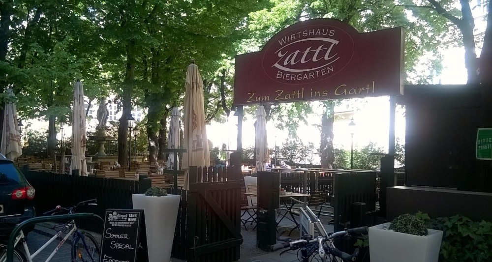 Zattl's sehr schöner, ruhiger Gastgarten unter alten Bäumen - Zattl - Wien