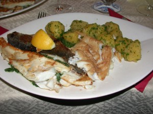 Als Hauptspeise wählte ich die Fischvariation (Zander, Kabeljau und Saibling vom Grill mit ...