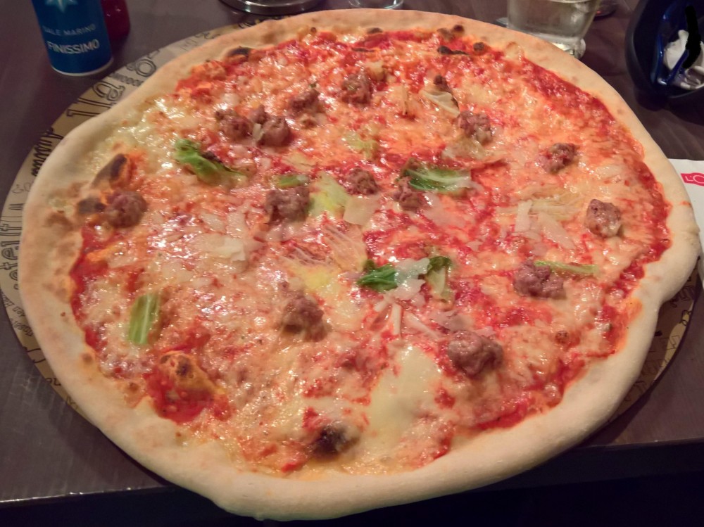 Pizza Salsiccia Fresca, mit italienischem Hartkäse, Wirsing, bei uns besser ... - L'Osteria Wien - Wien