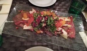 Thunfisch Carpaccio mit Blattsalaten und Orange, herrlich! - Marcodi - Wien