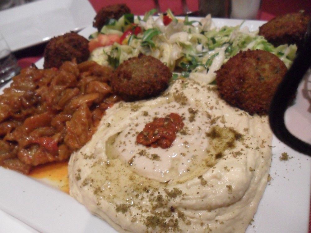 vegetarische Vorspeisenplatte mit Falafel und Hummus - Bahur Tov - Wien