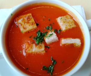 Roth Tomatencrèmesuppe mit Mozzarellacroûtons (Tagesmenü)