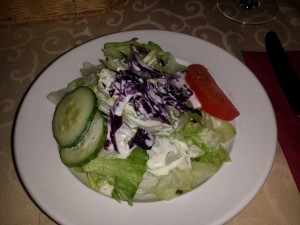 Salat, leider mit Dressing obwohl Olivenöl am Tisch steht.