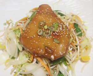 Thunfisch Teriyaki mit Gemüse und Teriyaki Sauce 