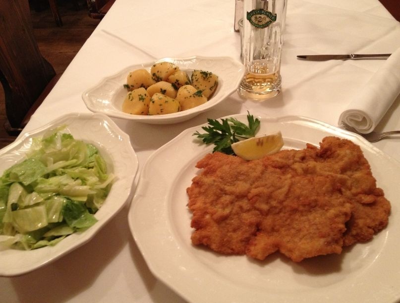 Kalbswienerschnitzel, Petersilkartoffeln, grüner Salat - Gasthaus Pfudl - Wien