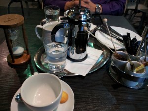 Dallmayr Kenia Masai Arabica Kaffee in der French Press Kanne serviert (Kräftig würzig). Man ...