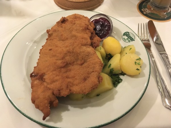 Cordon Bleu mit Petersilkartoffeln - GösserBräu - Graz