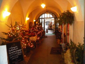 Weihnachtlich dekorierter Durchgang zum Innenhof - Stainzerbauer - Graz