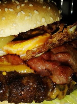 ClockTower - BBQ-Burger mit ClockTime-Fries (EUR 11,50-Bacon, Spiegelei, ... - Clocktower American Bar & Grill - Wien-Süd - Brunn am Gebirge