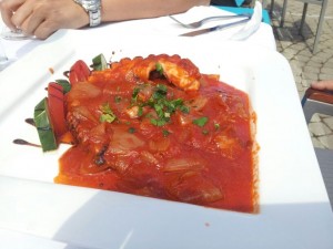 Oktopus mit Tomatensoße