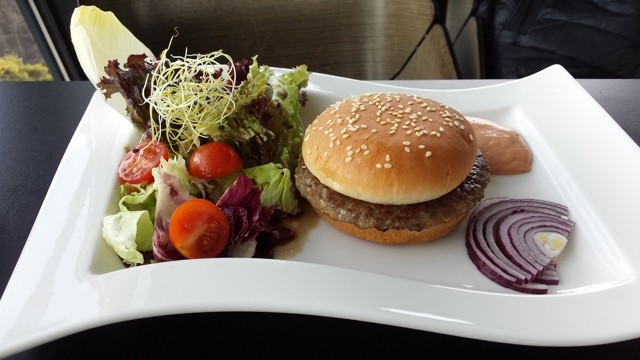 Bergisel-Burger. Könnte man auch den "Ladies-Burger" nennen, recht klein für ... - Bergisel Sky - Innsbruck