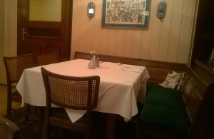 vorne, eine separater Tisch, links die Tür zu den "Häusln" - rosnovskyundco - Wien