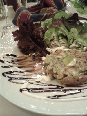 Der Kuckuck - 1.Gang - Lachs-Avocado-Tatar mit Limetten-Crème-fraîche und kleinem Salat