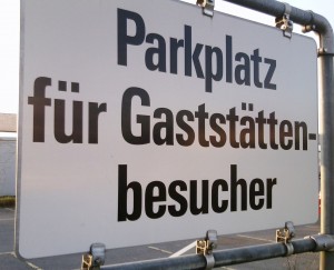 Gasthaus Zur Bast Hinweisschild Gästeparkplatz in der Oriongasse