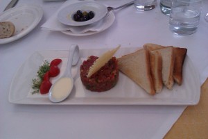 Beef Tartar mit Parmesansauce und Toastbrot - Stasta - Wien