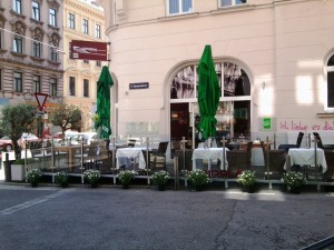 Gondola Außenansicht mit Gastgarten - Ristorante Gondola - Wien