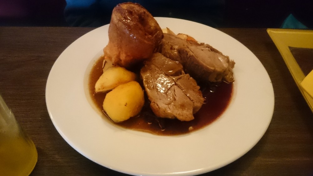 Sunday Roast, Pork Roast served with roast Potatoes, Yorkshire Pudding, ... - O'Connors Old Oak - Wien