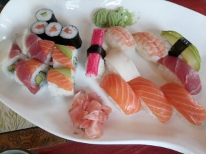 Großes Sushi Set mit Rainbowmaki am Teller (2 Stückerl fehlen schon)