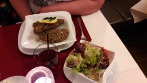 Steirisches Backhuhn in der „Kürbiskernpanade“
mit gemischtem Salat - der Ringsmuth - Wien