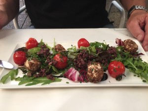 Ziegenkäsepralinen in Pumpernickel auf Salat