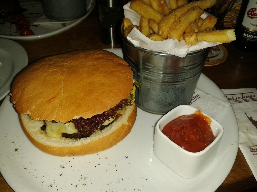 D.C.-Burger (Double Cheese, gebratener Speck, Salat, Zwiebel, Tomate & ... - Flatschers - Wien