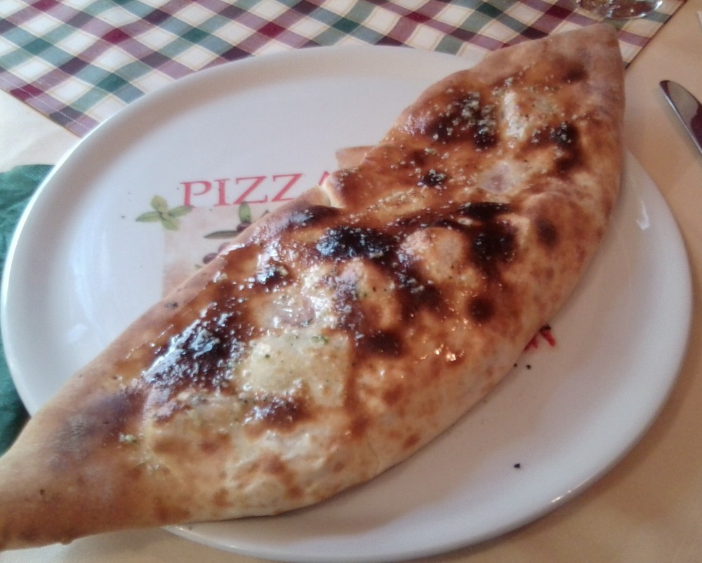 Pizzeria Fantastico Pizza Calzone (Schinken, Champignons, Artischocken, Mais ... - Pizzeria Fantastico - Wien