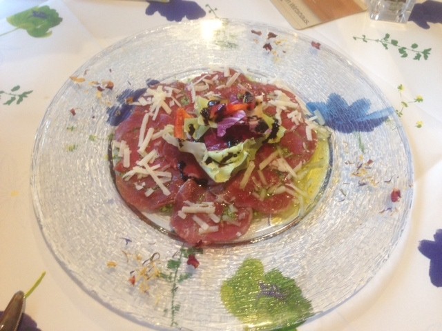 Carpaccio vom Almochsen auf hausgemachtem Olivenpesto mit gehobeltem Parmesan - Hotel-Restaurant Bayrischer Hof - Wels
