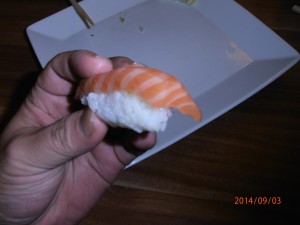und ja...traditionell isst man Sushi mit den Fingern. Aaah...Mund auf!