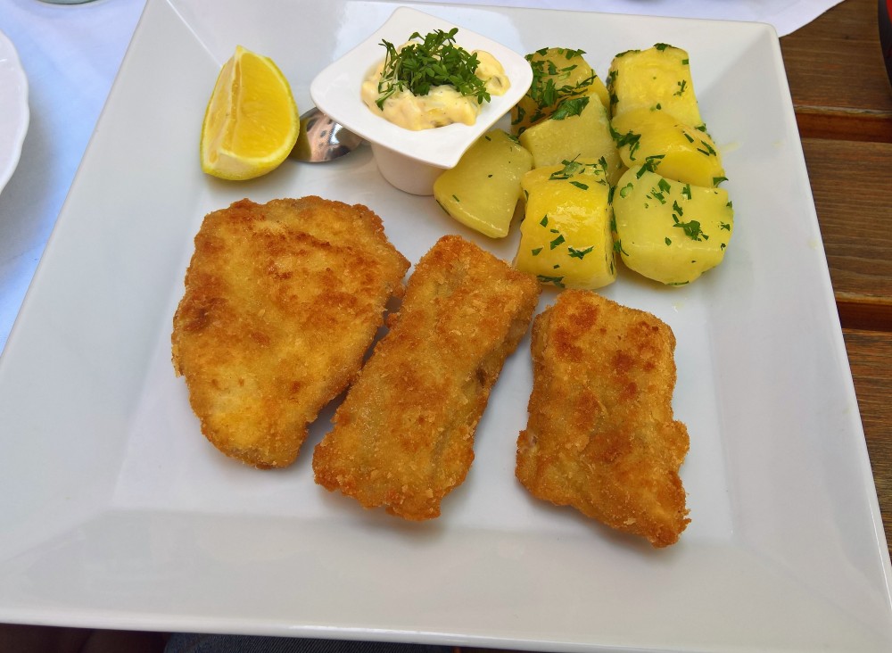 Wels gebacken, der Fisch fest, die Panier nahezu perfekt, ein großartiges Essen. - Gasthaus "Mariandl" - Spitz a. d. Donau