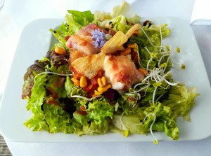 Gebratener Schafkäse im Vulcano-Speckmantel auf Salat mit warmem Letschogemüse, kleine Portion