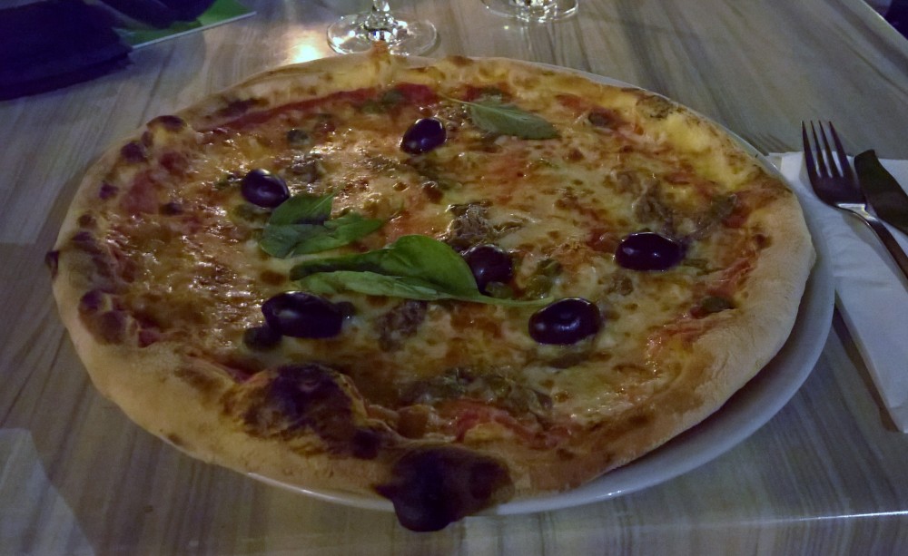 Pizza Siciliana, jene welche mit Paradeissauce, Mozzarella, Sardellen, ... - Il Sestante - Wien