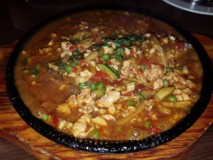 Thai Rainbow Fish - Heilbutt in einer Sauce mit Chicken und Gemüse auf heisser Platte serviert