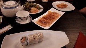 Maki mit Rucola, Lachs-Sashimi mit Hiro-Sauce