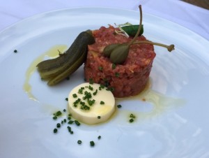 Das (für mich) perfekte Beef Tartar. Die Konsistenz ist genau richtig, nicht ... - Restaurant Weingut Nigl - SENFTENBERG