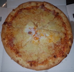 Pizza Cardinale mit Ei