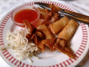 China Restaurant Orient Palast Gebackene vegetarische Frühlingsrollen, Wan-Tan mit Salat und ...