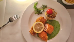 Medaillons von der Truthahnbrust im Parmesanmantel, gefüllt mit Salami und ... - Entler - Wien