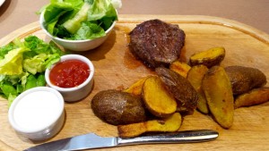 Rinderfilet 250g mit Steakhouse-Pommes und gemischter Salat