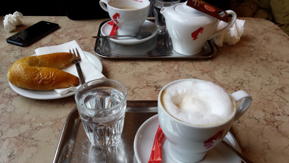 Melange, Nussbeugel, Tee mit Milch - Café Tirolerhof - Wien