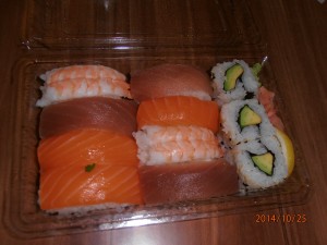 Mittleres Sushi take-out: Avocado Roll und Sushi Reis waren gut.Verhältnis Reis zu Fisch war ...