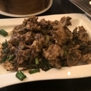 Knochen der Ente...
Frittiert mit Jungzwiebel und Chili - DIM-SUM Restaurant im Chinazentrum - Wien