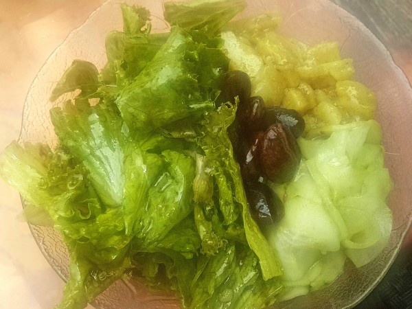 Gemischter Salat, gross, mit Käferbohnen und Gurken zum Grazer Krauthappl - Gasthaus zum Lindenhof - Bad Radkersburg